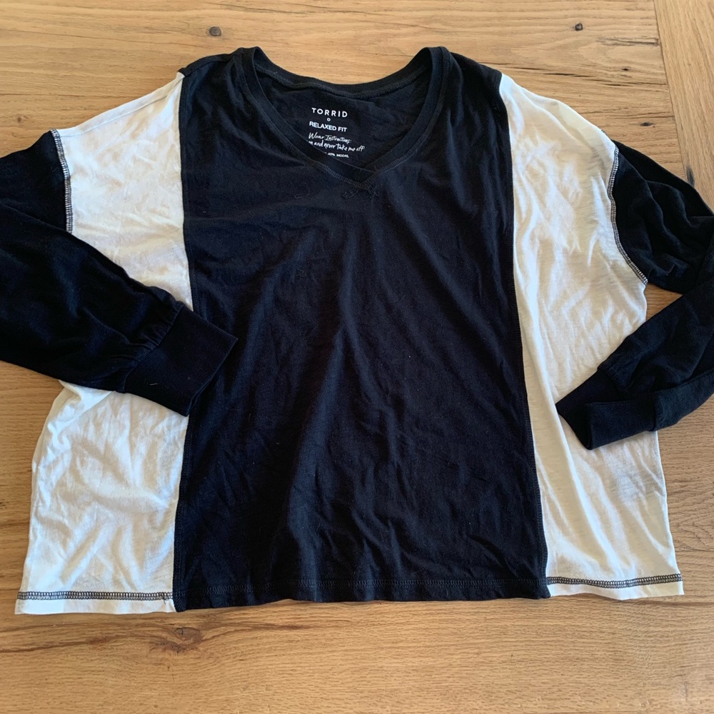 Torrid Color Block Relaxed Fit Black White Long Sleeve Top Women’s 0 Preloved